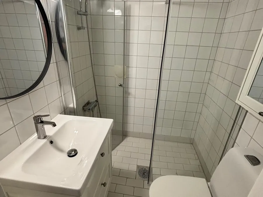 Badrum med förvaring och spegelskåp
