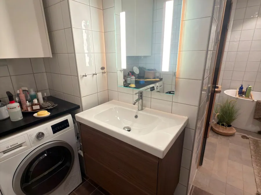 Dusch och kakelvägg, badrumsrenovering
