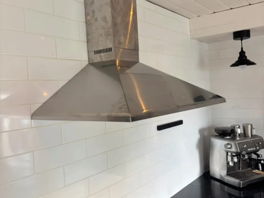 Kök med diskho och blandare i rostfritt